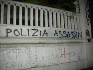 indignati violenti:scritte sui muri