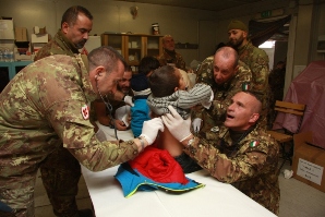 visita medica ai bambini afghani invitati dal contingente militare italiano 