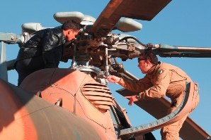 Flight-engineer del MI17AAT Air advisory Team durante i controlli pre-volo - foto Giuseppe Lami