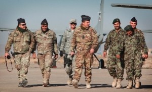 Il colonnello Casali con militari dell' Aeronautica afghana - foto Giuseppe Lami