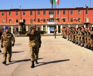 Il generale Graziano saluta i bersaglieri della Brigata Garibaldi prima della partenza per l'Afghanistan