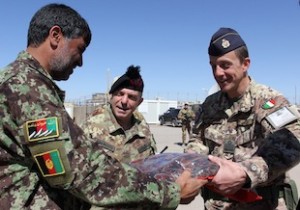 Il Col. Salamuddin ringrazia il Col Casali,suo advisor negli ultimi 7 mesi.