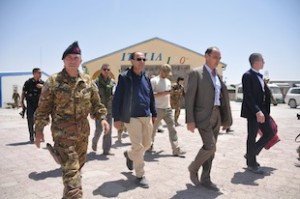Il presidente del Senato, Renato Schifani, accompagnato dal comandante del Comando Operativo di vertice Interforze
