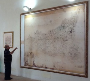 Tindaro mentre spiega la carta