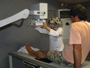 Personale giordano esegue una radiografia presso l'ospedale italiano