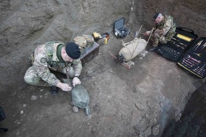 Artificieri dell'Esercito estraggono le spolette della bomba