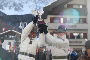 CaSTA 2013: Il comandante del battaglione Morbegno con il Trofeo Medaglie d'Oro Alpine