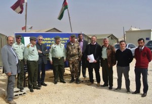 Un momento della visita dell'ambasciatore Fondi al campo di Zaatari