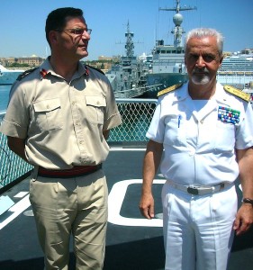 Il Brigadier General Martin Xuereb Comandante delle Forze Armate Maltesi e il Comandante in Capo della Squadra Navale italiana Ammiraglio di Squadra Filippo Maria Foffi