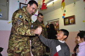 Kosovo - I militari del contingente italiano donano giocattoli e capi di vestiario ai bambini della “Casa della Pace” di Bec (Gjakova)
