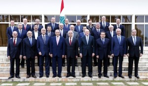 Photo agence libanaise Dalati et Nohra montrant le nouveau gouvernement du Liban et le président Michel Sleimane, le 15 février 2014 au palais présidentiel de Baabda