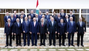 Photo agence libanaise Dalati et Nohra montrant le nouveau gouvernement du Liban et le président Michel Sleimane, le 15 février 2014 au palais présidentiel de Baabda