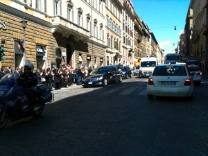 Roma Il feretro del capo della Polizia di Stato Manganelli attraversa via Nazionale tra gli applausi di colleghi e conoscenti Foto di Clara Salpietro