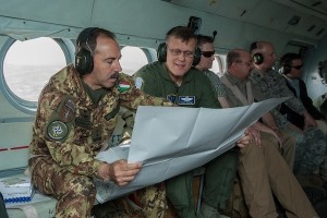 Il Comandante di KFOR, Generale di Divisione Salvatore Farinasorvola i cieli del Kosovo accompagnato dal Generale Frank GORENC, NATO HQ Allied Air Commander.