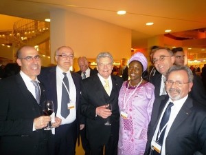 A destra Scigliano insieme al Presidente Gauck e ad alcuni rappresentanti di altre collettività