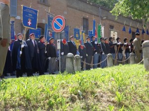 Schieramento alla statua del cavalleggero con in vista, tra gli altri, la rappresentanza delle Guardie alle Reali Tombe del Pantheon, quella della sez. di Roma ANAC con lo stendardo ed il picchetto del Reggimento Lancieri di Montebello