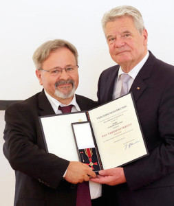 da sin. il presidente del Comites Scigliano e il presidente della Repubblica Federale tedesca Gauck 