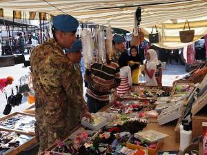 Libano market walks dei caschi blu