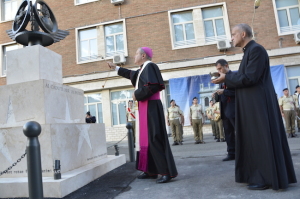 Monsignor Marcianò benedice il monumento ai caduti