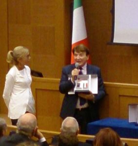 L’onorevole Fucsia Nissoli e Paolo Limiti durante la consegna del Premio America 