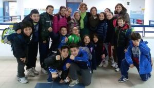 Clara Salpietro insieme alla maestra Lina Cortese e agli alunni della V - I della scuola elementare del plesso “Nuovo Pagliarelli” di Palermo
