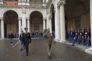Il capo di stato maggiore dell’Esercito, generale Errico, passa in rassegna gli allievi ufficiali.