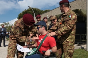 Consegna del distintivo da paracadutista a Giacomo, ragazzo disabile di Livorno