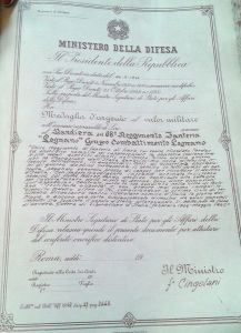 Copia del decreto di conferimento della medaglia d'argento al valor militare alla bandiera del 68º Reggimento fanteria Legnano