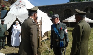 Il generale Errico visita il posto di medicazione organizzato dal Corpo Militare della Croce Rossa Italiana e dal Corpo delle Infermiere Volontarie della Croce Rossa