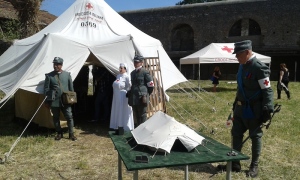 Il posto di medicazione organizzato dal Corpo Militare della Croce Rossa Italiana e dal Corpo delle Infermiere Volontarie della Croce Rossa Italiana in uniforme d’epoca