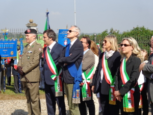 Le autorità - In prima fila il col. Lorenzi, comandante Lancieri di Montebello; il sindaco di Montebello Mariani ed il presidente della Provincia di Pavia Bosone