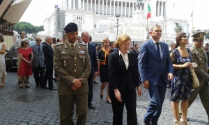 Da sin. il colonnello Giovanni Greco, l'Ambasciatrice slovacca Mária Krasnohorská e l’Ambasciatore Ceco Petr Buriánek presso piazza Madonna di Loreto