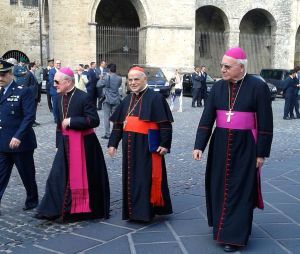 Anagni - al centro il cardinale portoghese José Saraiva Martins