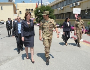 Il Presidente della Repubblica del Kosovo Atifete Jahjaga e il Comandante di KFOR generale Figliuolo