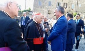 Il cardinale José Saraiva Martins insieme al vice ministro dell’Interno Filippo Bubbico