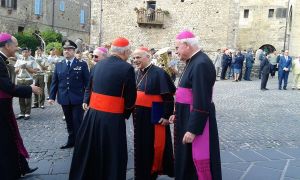 Il cardinale José Saraiva Martins saluta il cardinale Lorenzo Baldisseri