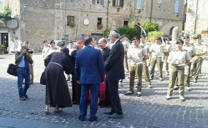 Suor Mary Melone saluta il cardinale Lorenzo Baldisseri