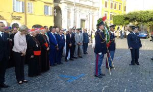 Una corona è stata deposta ai piedi del monumento ai caduti prima dell'inizio della cerimonia