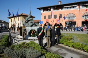 Pozzuolo del Friuli - Deposizione della corona al monumento alla Cavalleria