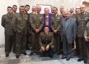 Una rappresentanza del Reggimento “Lancieri di Aosta” insieme all’Ordinario militare monsignor Marcianò