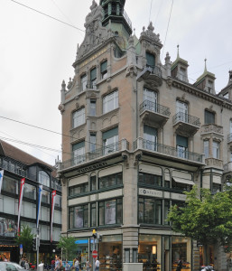 Zurigo - Bahnhofstrasse 69, das Haus Zur Trülle, il Palazzo di fronte a Jelmoli, al primo piano del quale era ubicata la sede segreta dell’Evidenzbüro austriaco
