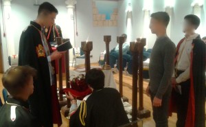 Un momento del rituale nel corso della cerimonia di installazione