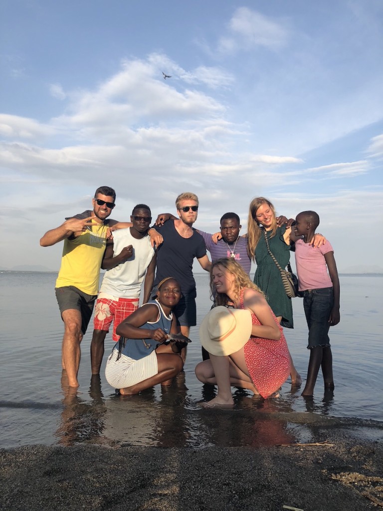 David volontario in Kenya: giovani e bambini del posto sognano l'Europa